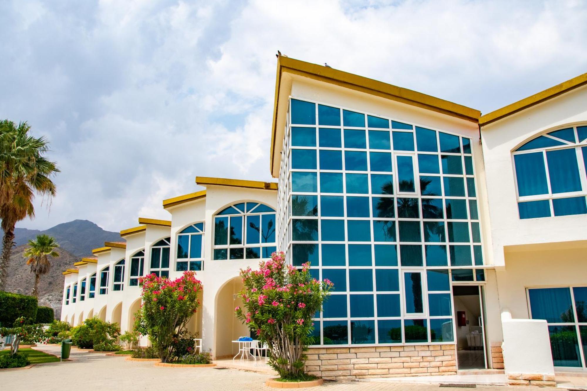 Sandy Beach Hotel & Resort Al Aqah Bagian luar foto